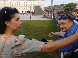 Kombatanci bronią kobiety, która spoliczkowała "Rudą z KOD-u"
