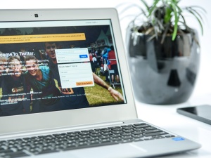 Internet komentuje: Skoro elektorat PiS to babcie-dewotki i ciemnota, to jak boty miały na nie wpłynąć?