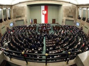 Sondaż Kantar Millward Brown SA dla "Faktów" TVN: PiS z dużą przewagą, spory spadek PO 