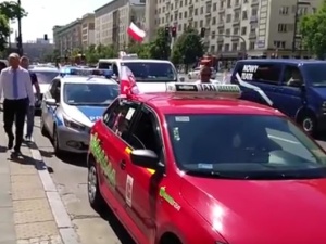 Taksówkarze wychodzą na ulicę. W południe protest na głównych arteriach miasta