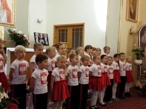 [video] Cudowne. Najmłodsi patrioci z zaangażowaniem wykonują pieśń Legionów