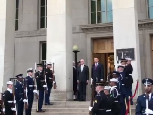 [video] Mazurek Dąbrowskiego na schodach Pentagonu. Min. Błaszczak rozmawia właśnie z gen. Mattisem