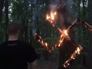wPolityce opublikowało zdjęcia operatora TVN "hajlującego" na "urodzinach Hitlera"