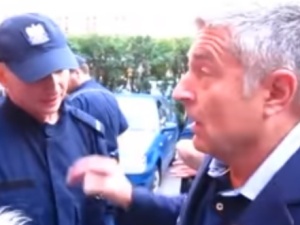 Policjanci o zachowaniu Frasyniuka: "Kopnięcie było na tyle mocne, że je poczułem"