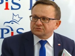 Poseł PiS zawieszony decyzją Jarosława Kaczyńskiego. Beata Mazurek: "Działał na szkodę PiS"