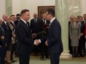 Sondaż: Polacy coraz bardziej zadowoleni z prezydenta i premiera