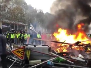 [video] Paryż płonie. Opłakany finał zamieszek dla stolicy Francji