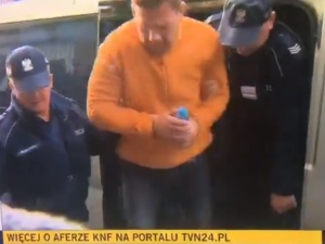 [video] TVN24 relacjonuje aresztowanie byłego szefa KNF ilustrując to nagraniem aresztowania kogo innego?