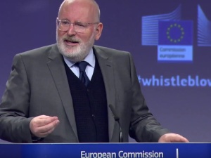 Timmermans do Polaków: "Nie opuszczę was". Co ciekawe odpowiedzieli mu komentatorzy WP: "Odwal się"