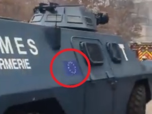 [video] Na wozach bojowych wysłanych przec. "żółtym kamizelkom" nie ma flagi francuskiej tylko logo UE?