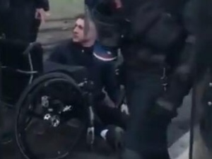 [video] Francuska policja zrzuca z wózka niepełnosprawnego demonstranta