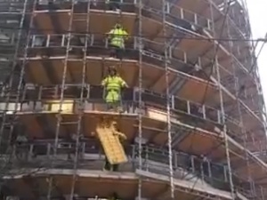 [video] "Tak się bawią chłopaki na budowie". Śpiewający w Oslo polscy budowlańcy robią furorę w sieci!