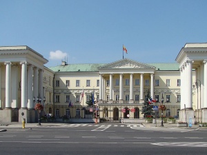 Radni Warszawy z KO nie chcą księdza na obradach. „Reprezentujemy wszystkich wyznawców różnych religii”
