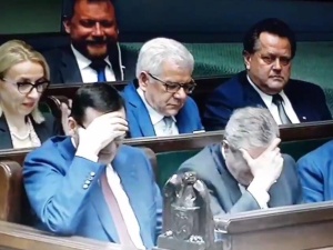 [video] Premier nie może powstrzymać śmiechu podczas przemowy Grzegorza Schetyny