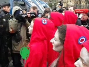 [video] Półnagie francuskie Marianny napierają na żandarmów na Polach Elizejskich