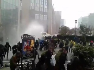 [video] Policja usuwa demonstrantów sprzed budynku Komisji Europejskiej