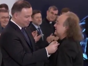 [video] Józef Skrzek [SBB] pod wpływem hejtu oddaje dzieciom Medal Stulecia Odzyskanej Niepodległości
