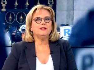 [video] Francuska telewizja publiczna wyretuszowała napis na transparencie przeciwko Macronowi