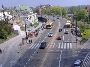 Wypadek na trasie W-Z. Kierowca wjechał w przystanek autobusowy