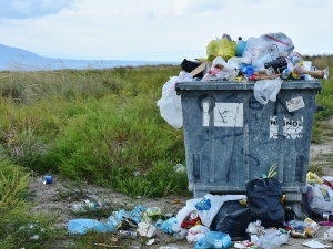 Kraje UE ustaliły. Na terenie całej Unii zakazane będą plastikowe sztućce, kubki czy słomki