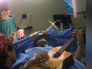 [video] Niesamowite. Lekarze wycinali muzykowi guza mózgu, a on w tym czasie... grał na gitarze