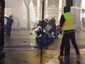 [video] Paryscy policjanci uciekają przed żółtymi kamizelkami na Polach Elizejskich