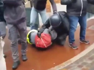 [video] Paryscy policjanci szarpią kobietę. Czy tak "zaprowadza się ład" po europejsku?