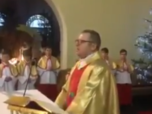[Wideo] To trzeba zobaczyć. Niesamowite, świąteczne życzenia wyśpiewane przez księdza - górala