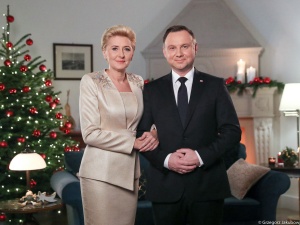 Prezydent i Pierwsza Dama: Pragniemy w symboliczny sposób przełamać się opłatkiem z każdym z Państwa