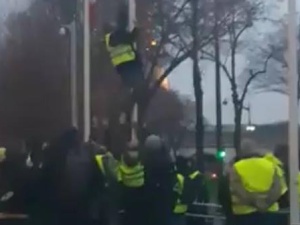 [video] Francja. Żółte kamizelki zdejmują z masztu flagę Unii Europejskiej