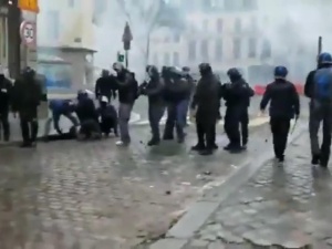 [video] Patrick Edery: "We Francji policja używa dziesiątek tysięcy granatów przeciw demonstrantom..."