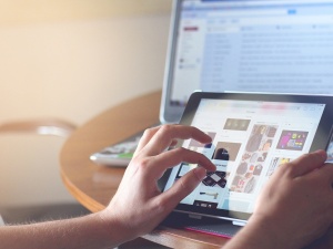 Polacy hejterami w internecie? "Niechętnie polecają produkty, za to angażują się w krytyczne komentarze"