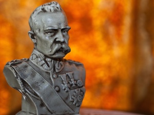 W Świnoujściu nieznani sprawcy odłupali twarz rzeźbie Marszałka Piłsudskiego