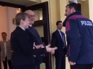 [video] Powitanie wicepremiera i MSW Włoch Matteo Salviniego. Salvini... w policyjnej kurtce
