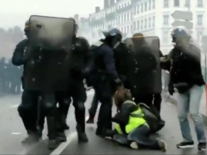 [video] Fala protestów żółtych kamizelek w całej Francji. Policja brutalnie tłumi demonstracje