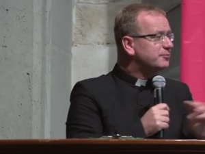 Ks. Węgrzyniak: "Polsce bardziej potrzebny jest rozdział państwa od złodziei niż od Kościoła"
