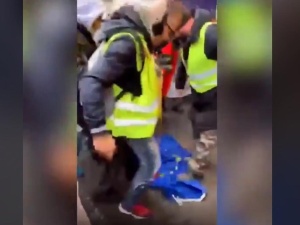 [video] Francja: Demonstranci depczą unijną flagę