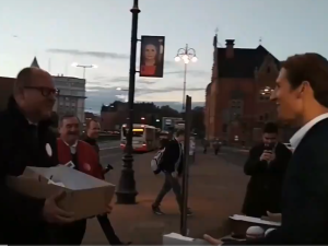 [Wideo] Polityka może mieć ludzką twarz. Internauci przypominają spotkanie P. Adamowicza z K. Płażyńskim