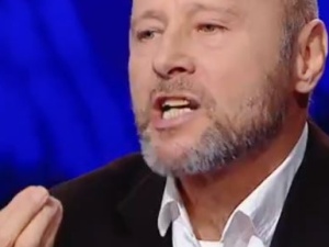 Kabaret. Pieczyński protestuje przeciwko mowie nienawiści i mówi, że to Kościół jest wrogiem Polaków