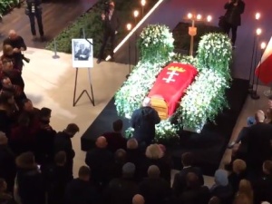 [video] Trumna z ciałem Pawła Adamowicza stoi już w Europejskim Centrum Solidarności