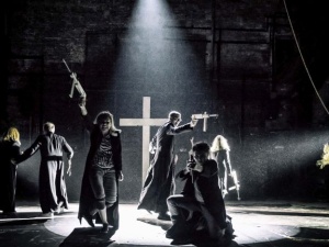 Kuriozum. Teatr Powszechny: Scena zbiórki pieniędzy na zabójstwo Kaczyńskiego ma "ośmieszać przemoc"