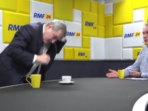 [Video] Min. Piotr Gliński wychodzi ze studia podczas rozmowy z Robertem Mazurkiem w RMF