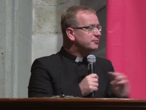 Ks. Węgrzyniak: "Cofamy się w rozwoju ludzkości. Niemiłosiernie cofamy..."