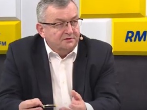 [Video] Min. Adamczyk u Mazurka: Prezes PiS wszędzie płaci gotówką, nie używa bankomatu