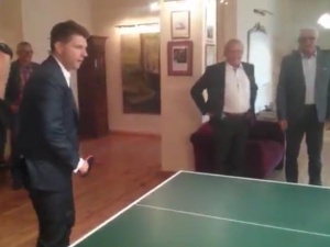 [video] Mecze ping-ponga. Premier zawodowo. Ryszard Petru... bez sukcesu