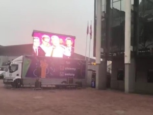 [video] Samotny telebim pod Torwarem. Chyba Biedroń spodziewał się lepszej frekwencji