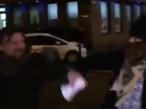 [video] Agresja "obrońców demokracji" wobec wychodzącego z budynku TVP reportera