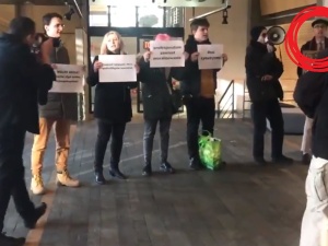"Protest w Wyborczej". Ciekawe, a jeden z protestujących chwali się, że jest Wyborczej pracownikiem