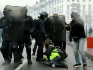 [video] Protest "żółtych kamizelek". Jeden z uczestników stracił rękę