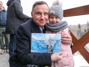 Martynka stópkami namałowała obraz prezydentowi Dudzie. Zawiśnie on w Pałacu Prezydenckim